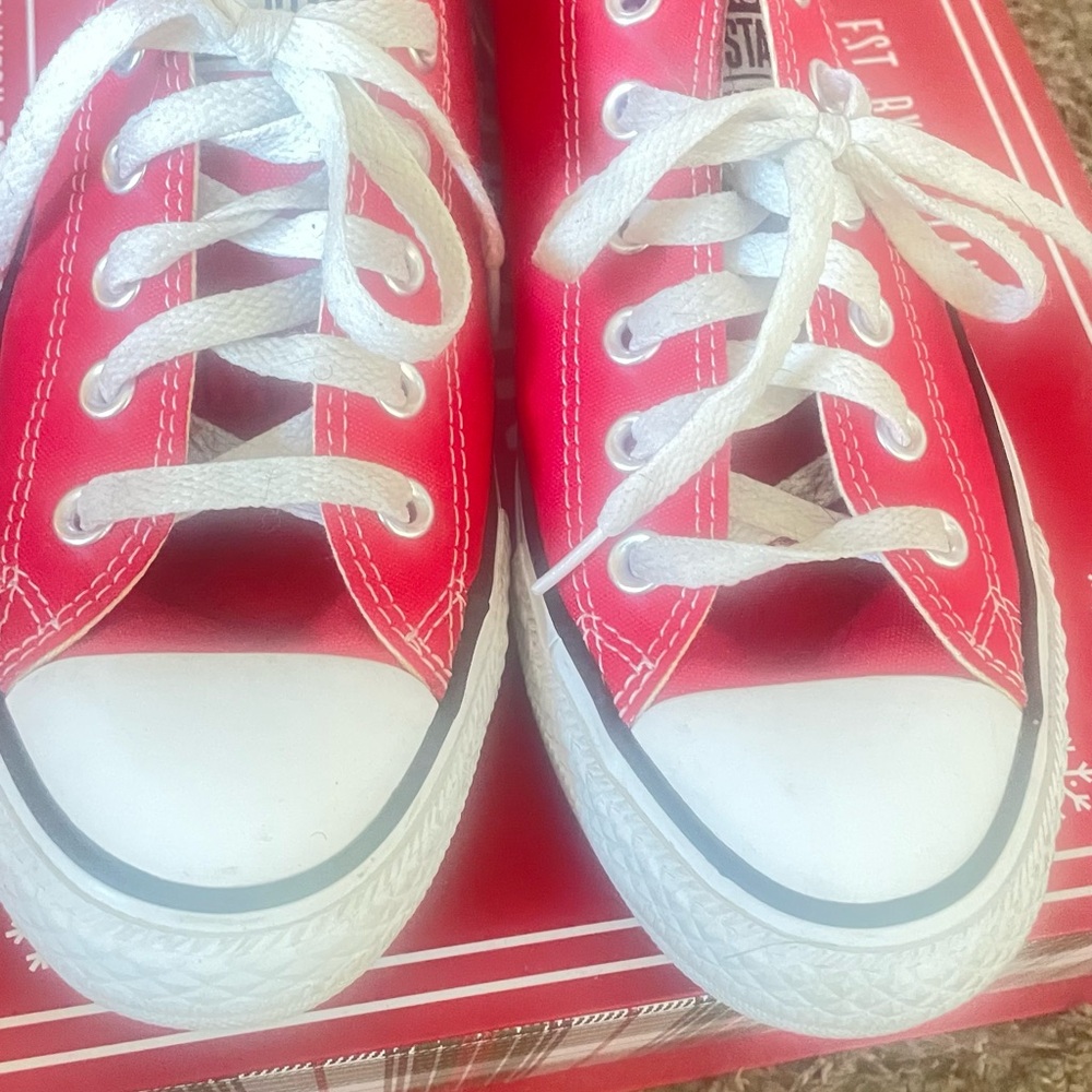 Super cute Converse Sneakers!!